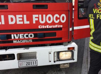 Cingoli, camion semirimorchio si ribalta sulla statale: strada chiusa