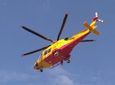 Operaio cade da sette metri mentre lavora sul tetto di uno stabilimento: trasferito a Torrette