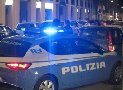 Ubriaco si intrufola in un giardino privato, il proprietario dà l'allarme e lui aggredisce i poliziotti: denunciato