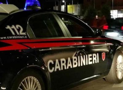 Potenza Picena, semina il caos in un bar, poi con l'aiuto della madre aggredisce i carabinieri: denunciati entrambi
