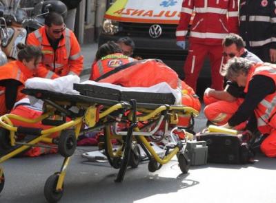 Sarnano, donna investita da un'auto mentre attraversa la strada: è in ospedale