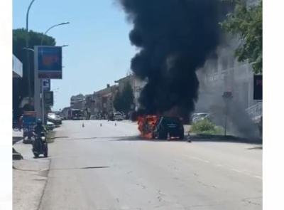 Tamponamento tra due auto lungo la Statale, una prende fuoco. Soccorsi sul posto (VIDEO e FOTO)