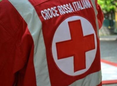 Civitanova, impugna una pistola e minaccia due operatori della Croce Rossa: denunciato 45enne