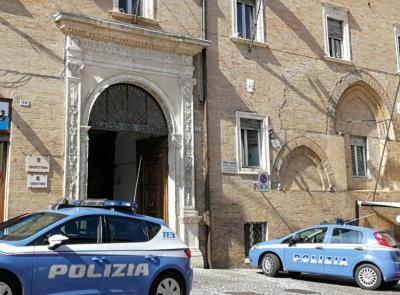 Macerata, condannato per spaccio: espulso dall'Italia un 50enne, scortato a Tunisi Macerata, condannato per spaccio: espulso dall'Italia un 50enne, scortato a Tunisi
