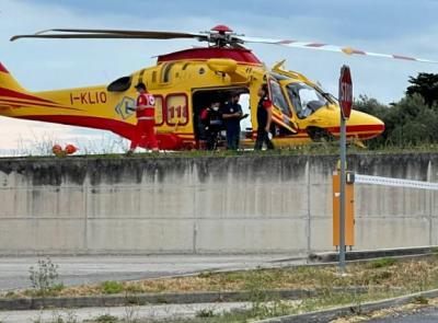 Montecosaro, perde l'equilibrio e cade dalle scale: uomo soccorso in eliambulanza