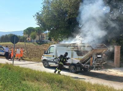 San Severino, camion del Cosmari in fiamme: vigili del fuoco al lavoro (FOTO)