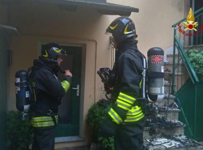 Cortocircuito in salotto, scoppia incendio nell'appartamento: 29enne finisce al pronto soccorso