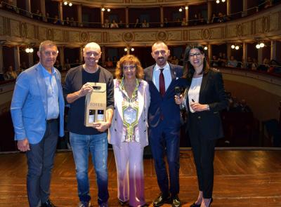 Matelica, Leonardo Manera show al Piermarini: sul palco premiati artigiani e realtà sportive
