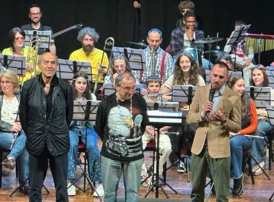Melodie e colori, la banda musicale di Matelica trasporta il Teatro Piermarini negli Anni '60
