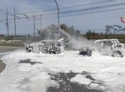 Paura lungo la Statale, due auto prendono fuoco dopo il tamponamento: c'è un ferito (FOTO)