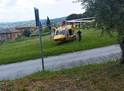 Belforte, il trattore si ribalta: agricoltore trasferito d'urgenza a Torrette