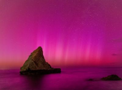 Aurora boreale nelle Marche, il cielo si illumina di rosa per uno spettacolo mozzafiato