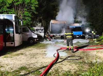 San Severino, autocarro a fuoco nel piazzale: le fiamme coinvolgono altri mezzi (FOTO)