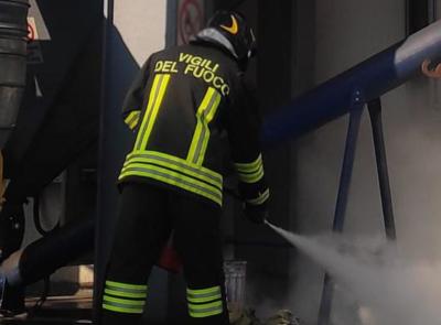 Sirolo, vigile del fuoco di 45 anni folgorato da un cavo elettrico: trasferito d'urgenza a Torrette