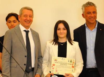 Macerata, Gaia Acquaticci campionessa di chimica: premiata dal liceo "Galilei"