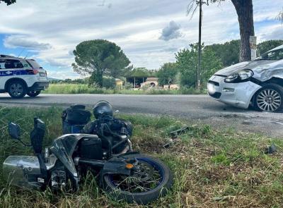 Macerata, scontro tra auto e moto lungo la Statale: un uomo trasferito a Torrette. È grave (FOTO)