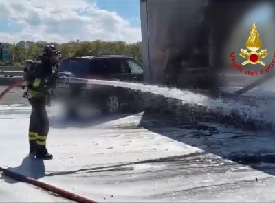 Il rimorchio del camion prende fuoco, caos in A14: l'autostrada resta chiusa al traffico (FOTO e VIDEO)
