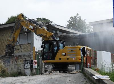 Potenza Picena, al via la demolizione dell'ex scuola: "Atto di arroganza a 10 giorni dal voto"