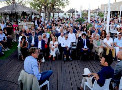 Civitanova, la "Zuppa" di Nicola Porro trasloca al Madeira: oltre 500 persone per 'La Grande Bugia Verde'