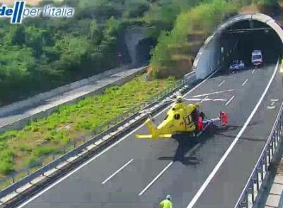 Grave incidente in A14, operaio investito da un mezzo: interviene l'eliambulanza