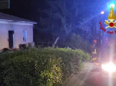 Recanati, scoppia incendio nella camera da letto di un'abitazione: due persone evacuate