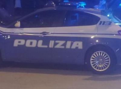 Picchia una donna nella stanza d'albergo poi aggredisce gli agenti: in manette 39enne