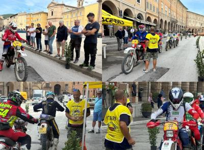 San Severino, "Enduro Vintage Trophy": passaggio in piazza del Popolo per i piloti