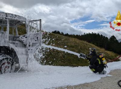 Ussita, camion divorato dalle fiamme ad alta quota: pronto intervento dei vigili del fuoco