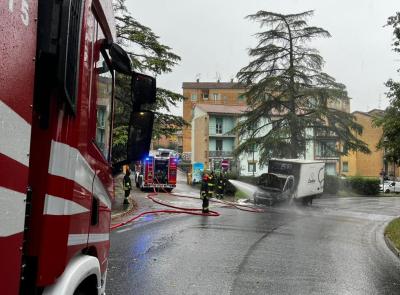 Macerata, furgone avvolto dalle fiamme in via Bramante: il traffico va in tilt (FOTO)