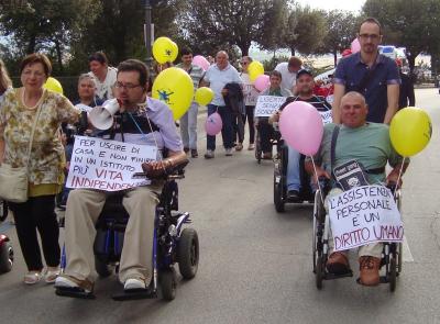 "Non vogliamo più vivere una vita di opportunità negate": la protesta dei disabili marchigiani