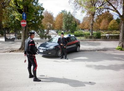 Macerata, ruba prodotti da una farmacia poi minaccia con il coltello ex fidanzata e amico: denunciato 29enne