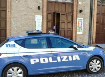 Macerata, danneggia la porta a vetri e tenta furto in un negozio di frutta : foglio di via per un 27enne