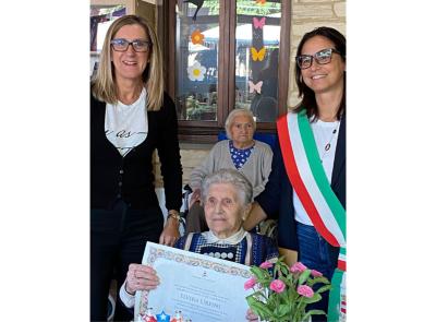 Tolentino, Elvira Urfini festeggia 102 anni: il Comune la omaggia con una pergamena