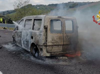 Furgone a fuoco in autostrada: le fiamme raggiungono le sterpaglie a bordo strada