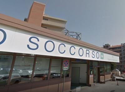 Mostra la pistola a un collega e parte colpo: una ragazza ferita nell'esplosione. Denunciato metronotte