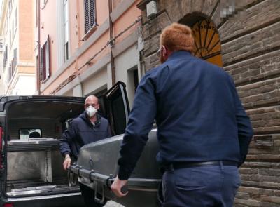 Macerata, non lo vedono da due settimane: uomo trovato morto in casa