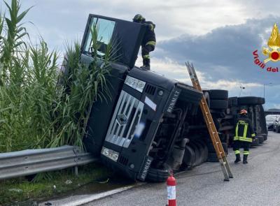 Camion si ribalta nei pressi del casello autostradale