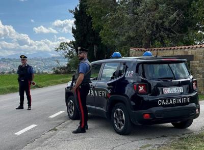 Cingoli, "Dammi i soldi per il prosecco": la madre si rifiuta e lui la accoltella, arrestato 33enne