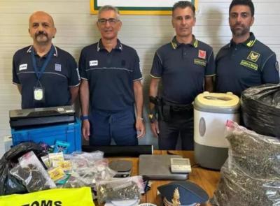 Da un pacco sospetto a un laboratorio di canapa, blitz della finanza: sequestrati 40kg di droga