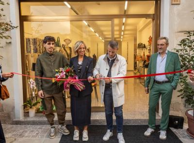 Urbisaglia, taglio del nastro per la nuova sede di VestidArte: "Punto di riferimento per la moda sostenibile"