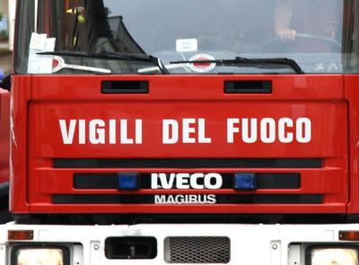 Fiamme nel chiosco di un fioraio nei pressi del cimitero: traffico in tilt a Macerata