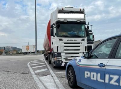 Porto Recanati, traffico illegale di vetture destinate all'Est Europa: denunciato autotrasportatore