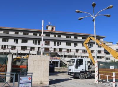 Tolentino, tutto pronto per la demolizione dell'ospedale: arrivano i primi mezzi (FOTO)