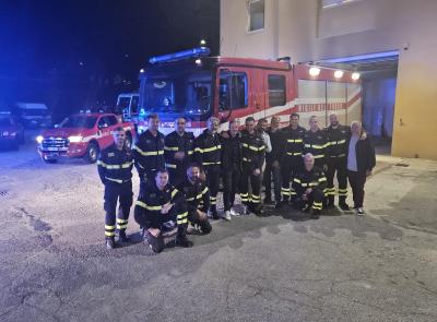 Macerata, i vigili del fuoco salutano il "socio" Maurizio Prenna che raggiunge la pensione (VIDEO)