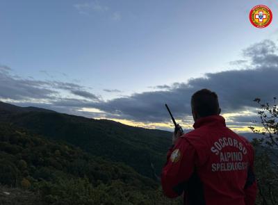 Esce a cercare funghi, ma se ne perdono le tracce: uomo trovato morto