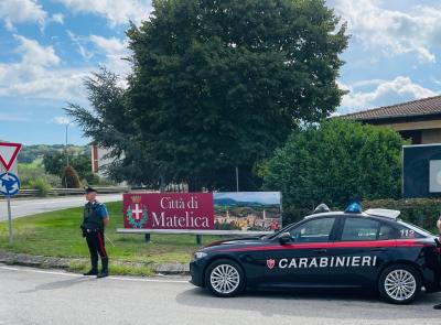 Matelica, sorpresi a rubare al centro commerciale: arrestati due giovani