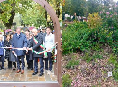 Valfornace, inaugurato il Ponte dedicato a Maria Cortesi e il nuovo spazio verde del "Giardino delle Api"