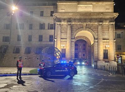 Nell'apecar trasporta i sedili rubati da un'auto ed è senza patente: fermato e denunciato 39enne