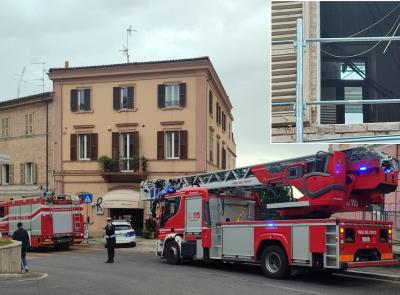 Macerata, crolla solaio in Via Maffeo Pantaleoni: paura in centro, ma nessun ferito (FOTO)