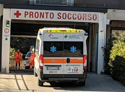 "Visitatemi di nuovo", 49enne semina il caos al pronto soccorso di Macerata: denunciato dai carabinieri